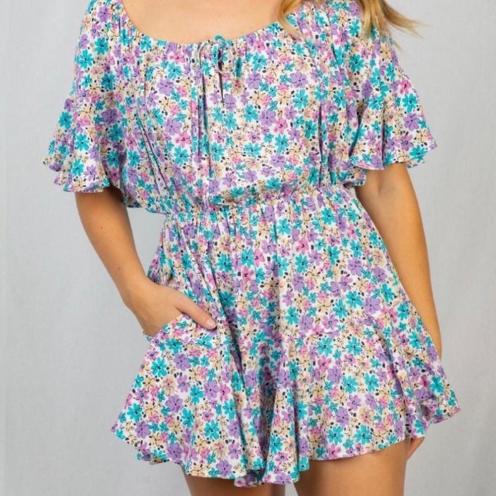 BRAND NEW NEVER WORN WHITE BIRCH FLORAL ROMPER IN SIZE MEDIUM